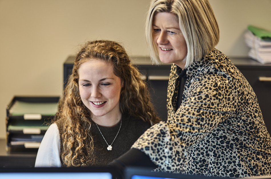 Tre kollegaer hos HjulmandKaptain taler sammen