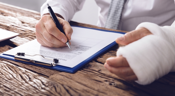 Mand med brækket arm gennemgår ulykkesforsikring