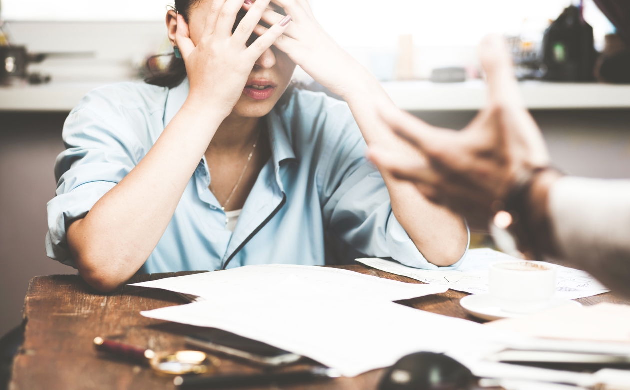 Kvinder tager sig til hovedet grundet uoverskueligt papirarbejde