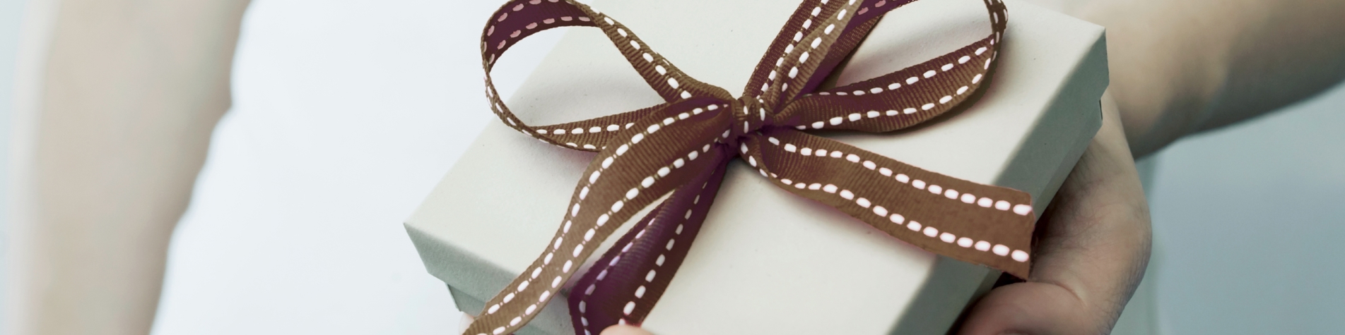 Person der står med lille gave i hånden