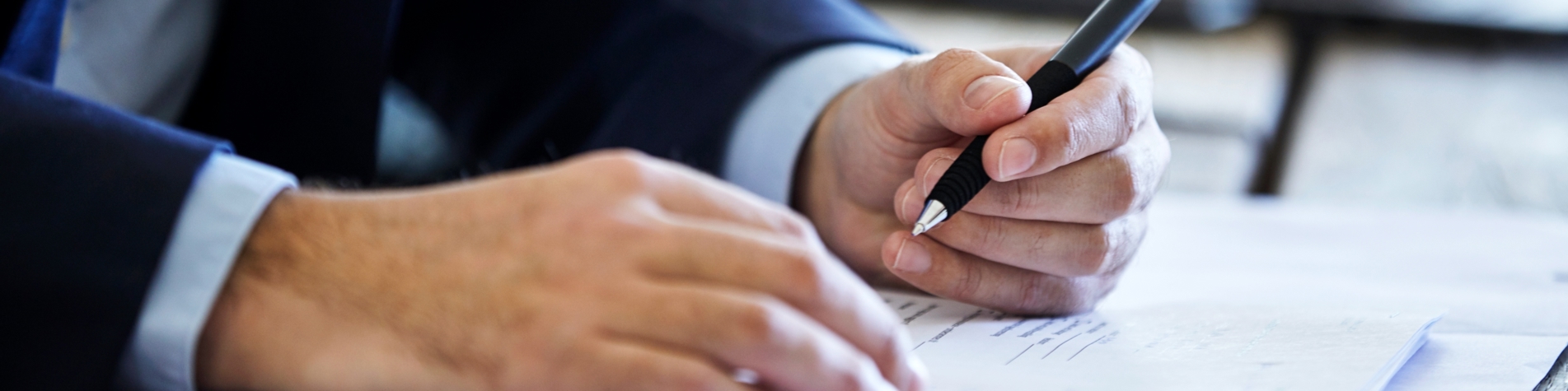 Person underskriver dokument