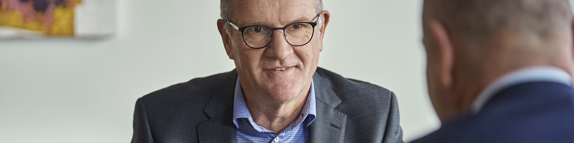 Per Christensen holder møde med anden person