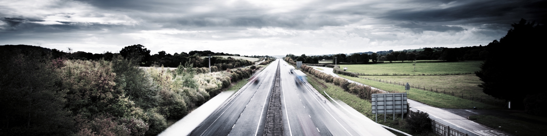 Motorvej med kørende biler