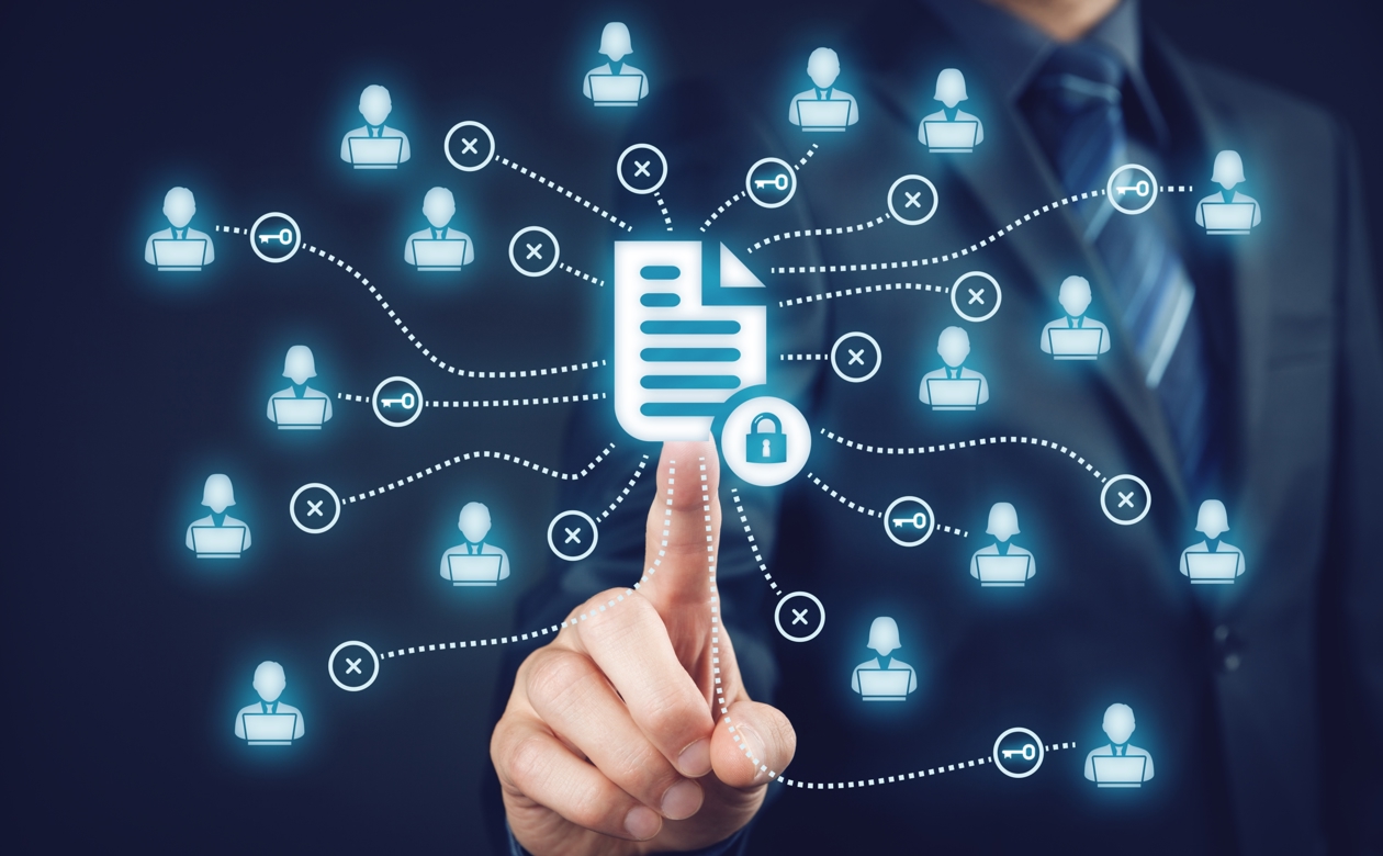 Person der trykker på skærm med personoplysninger