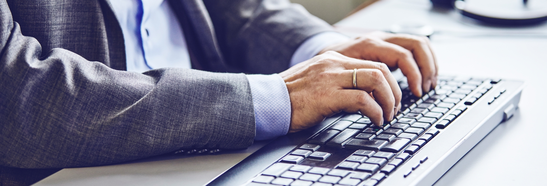 Person der kigger i papirer