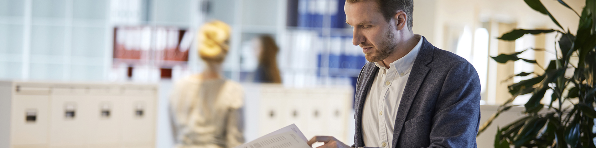 Person der kigger i papirer