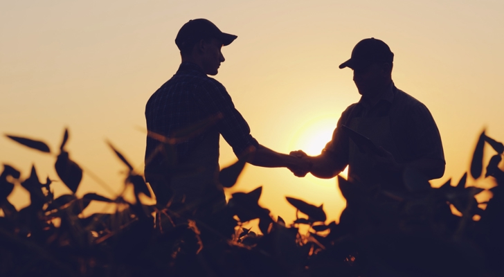 To landmænd der giver hånd på en mark