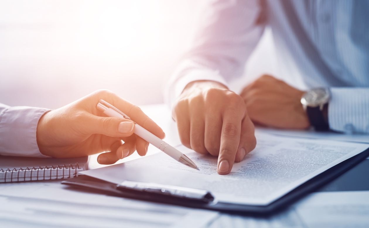 To personer gennemgår kontrakt