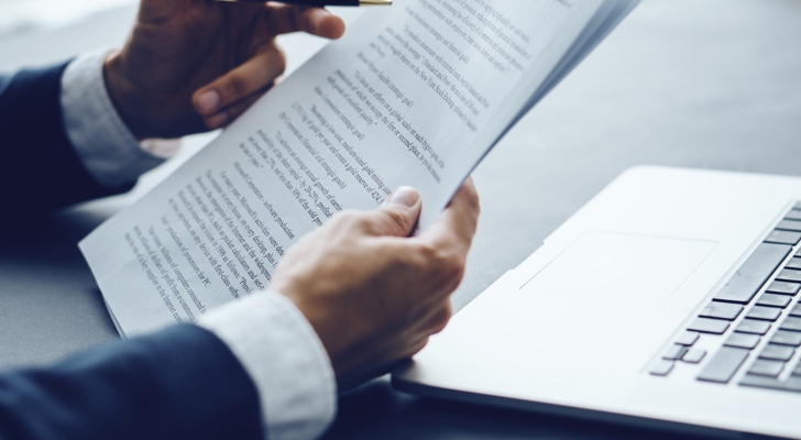 Mand gennemgår kontrakt 