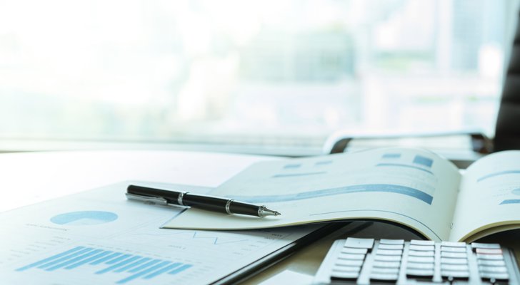 Papirsaftaler på skrivebord