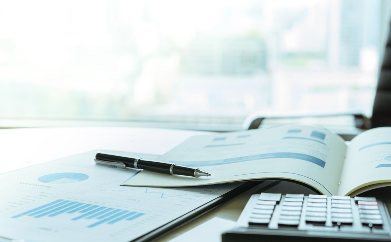 Papirsaftaler på skrivebord