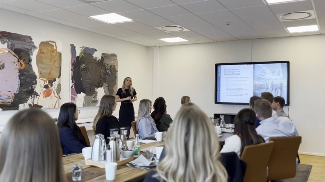 Akademi hvor kvinde holder oplæg for en masse mennesker i mødelokale