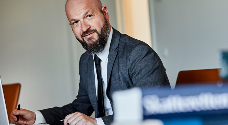 Thomas Rønfeldt siddende ved computer
