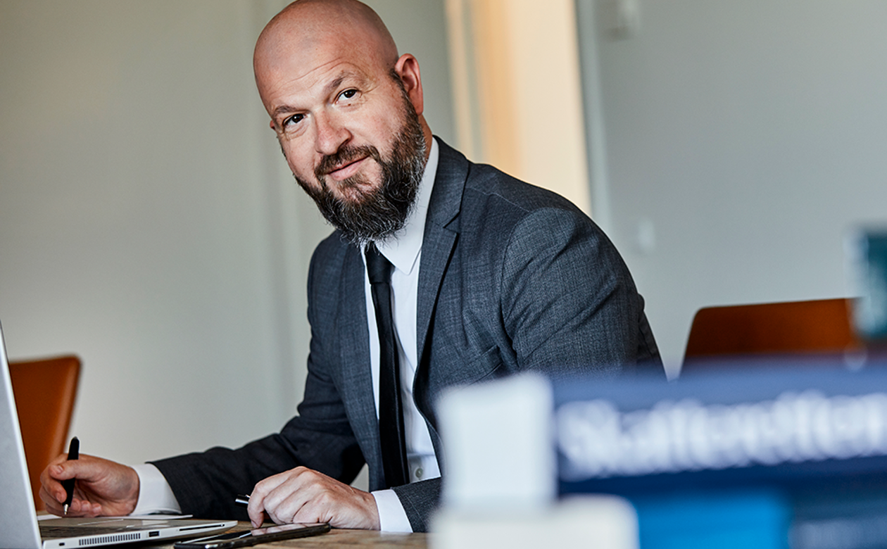 Thomas Rønfeldt siddende ved computer