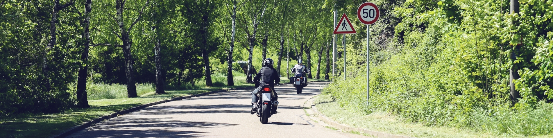 To motorcyklister på landevej