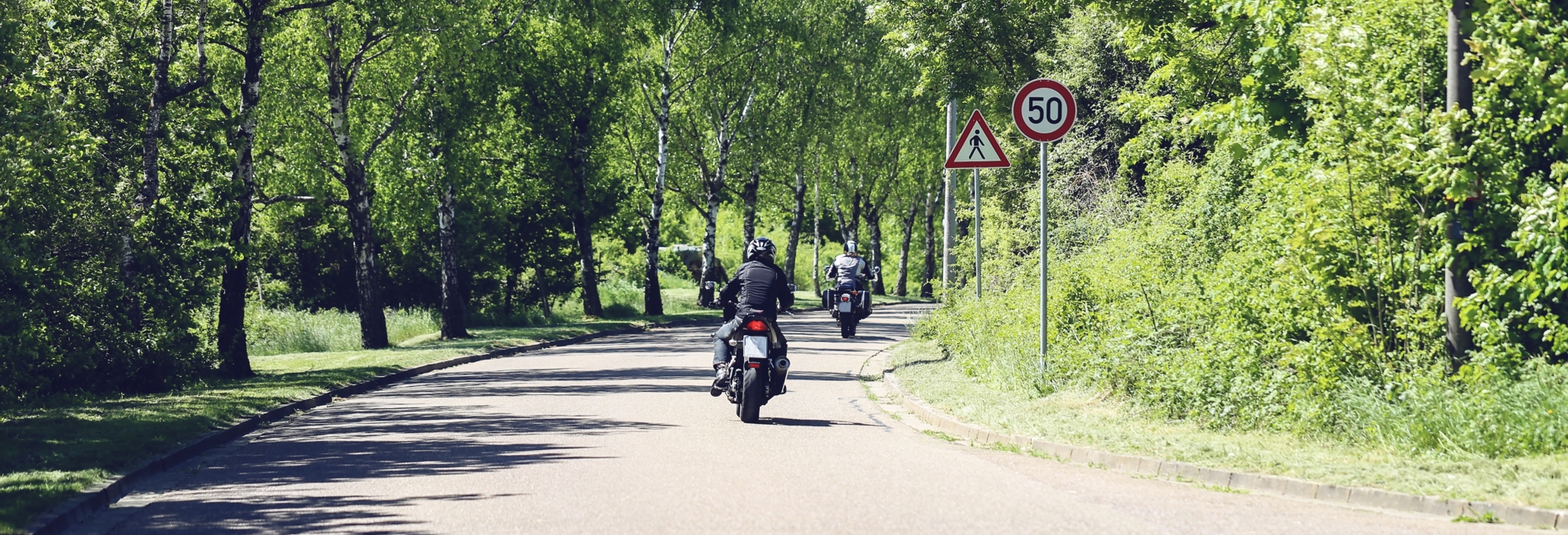 To motorcyklister på landevej