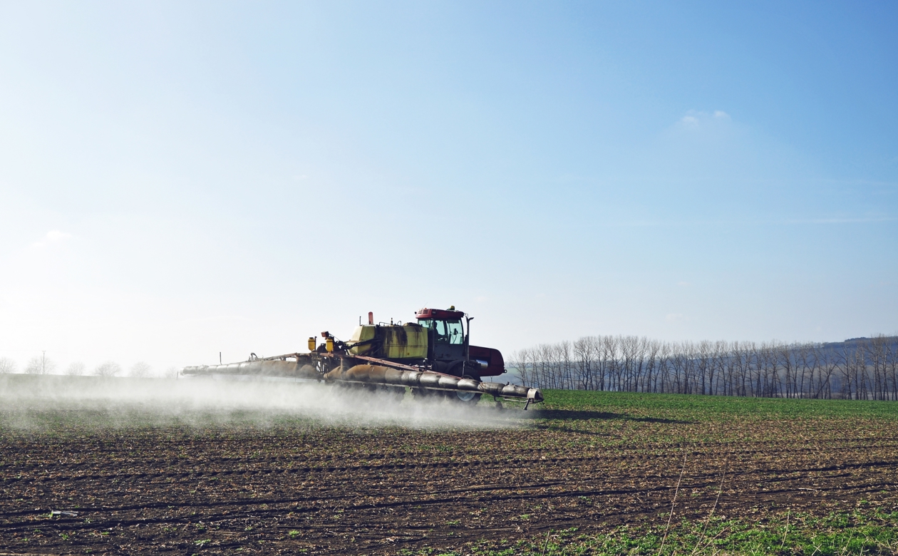 Mejetærsker gøder på mark