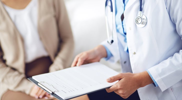 Læge gennemgår patientjournal for kritisk sygdom med patient