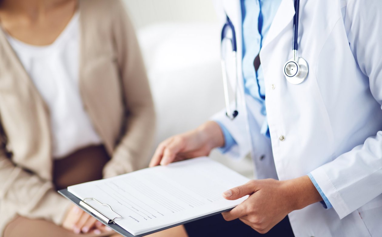 Læge gennemgår patientjournal for kritisk sygdom med patient