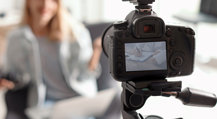 Videooptagelser af person der gennemgår persondata