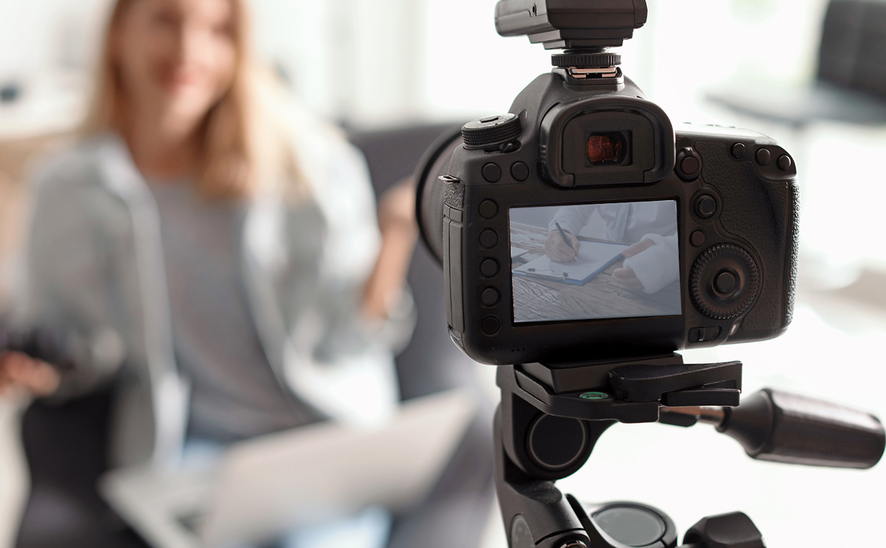 Videooptagelser af person der gennemgår persondata