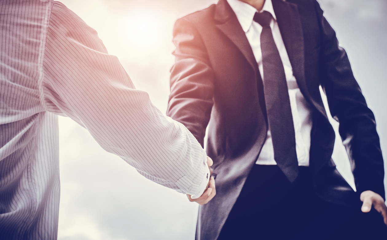 To forretningsmænd giver hånd