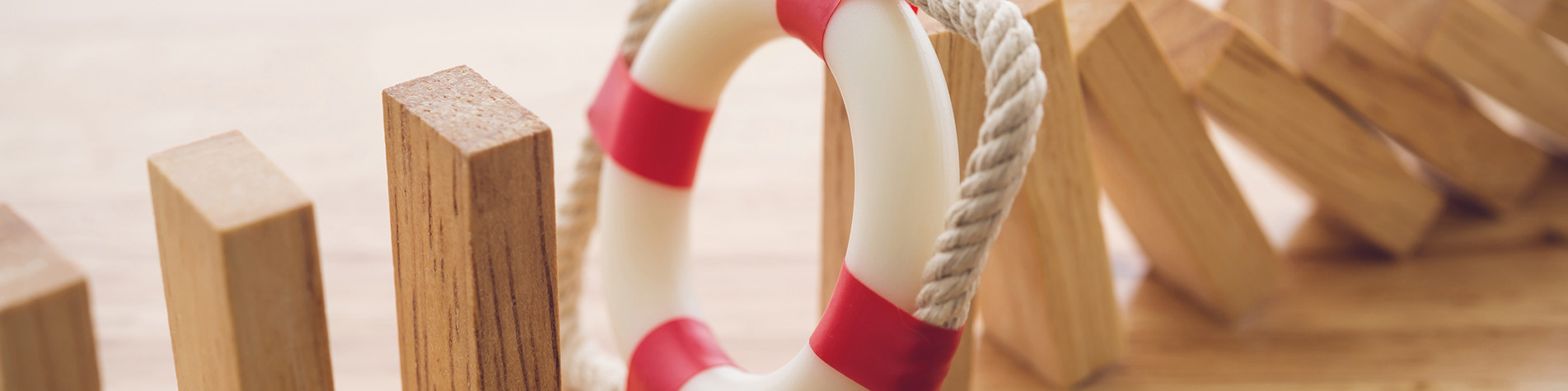 Lille redningsvest midt i dominobrikker