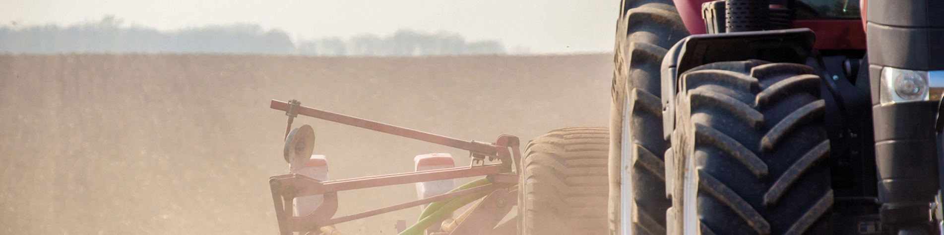 Traktor pløjer på mark