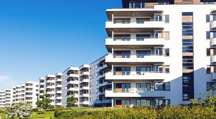 Mange lejlighedskomplekser udefra med grønt areal foran