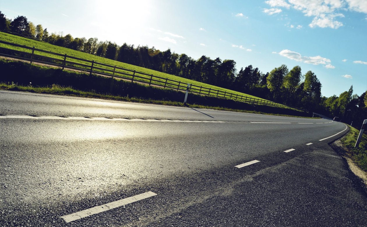 Asfaltvej og mark på den ene side