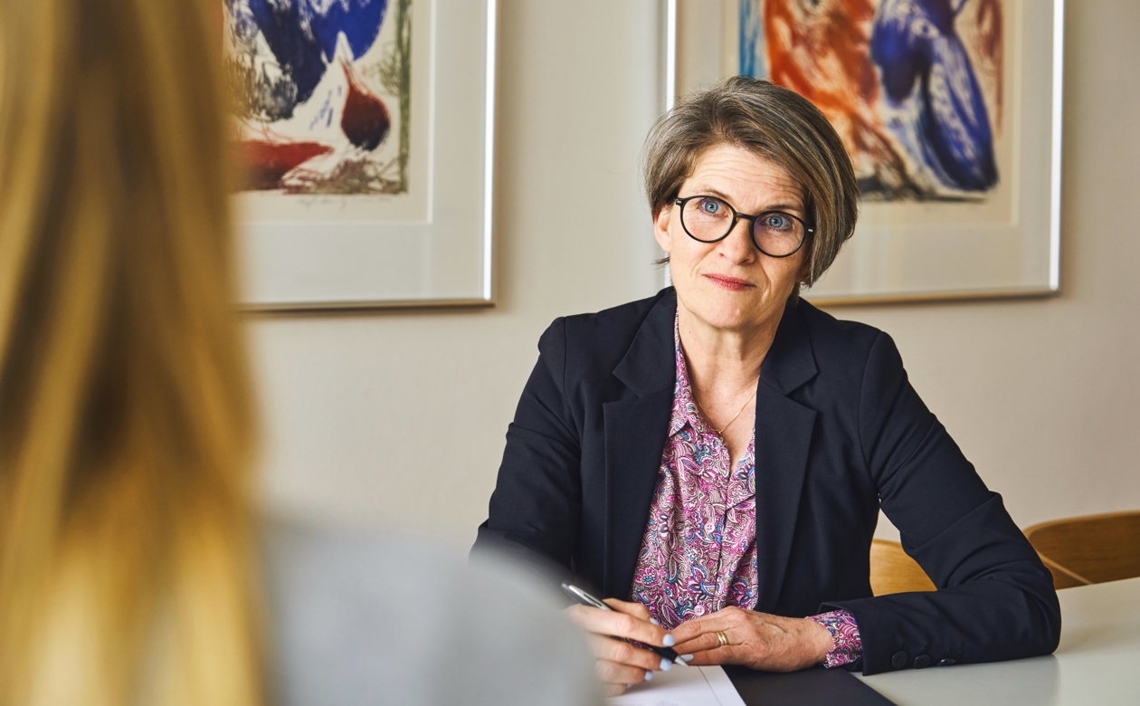 Janne Juul Wandahl giver en gratis vurdering til person