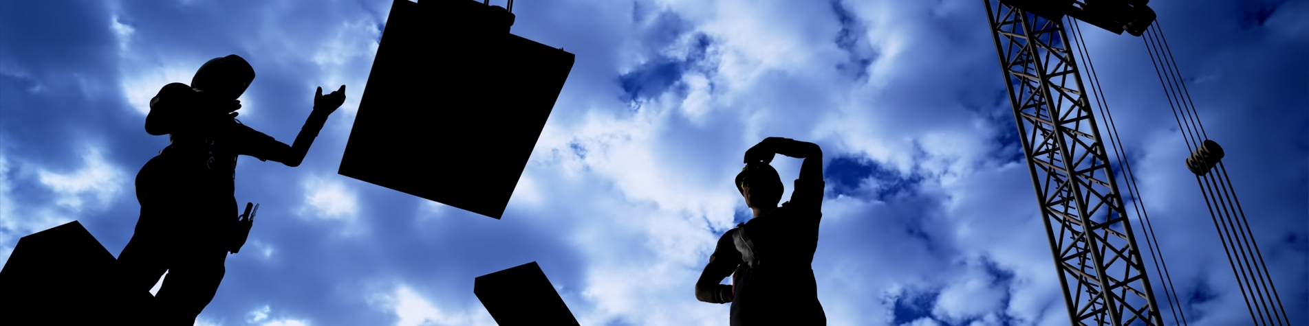 To arbejdere på en byggeplads med blå himmel