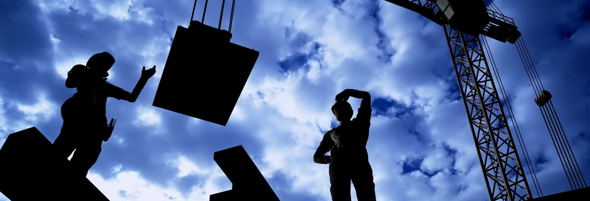 To arbejdere på en byggeplads med blå himmel