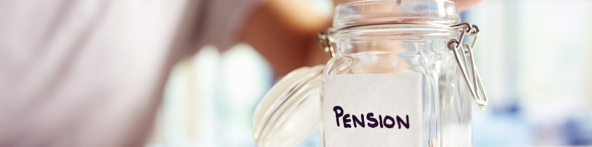 Person der lægger penge i glas, som der står pension på