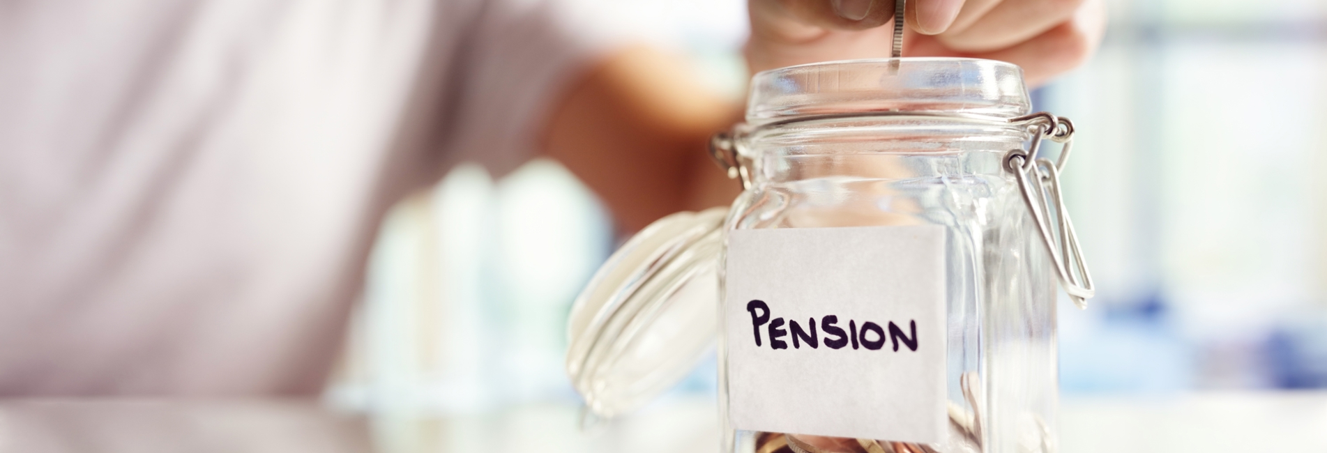 Person der lægger penge i glas, som der står pension på