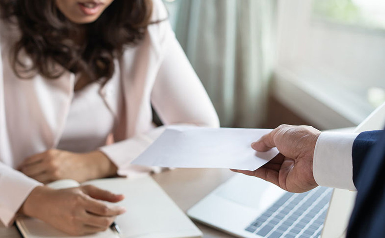 Kvinde får overrakt fyrring 