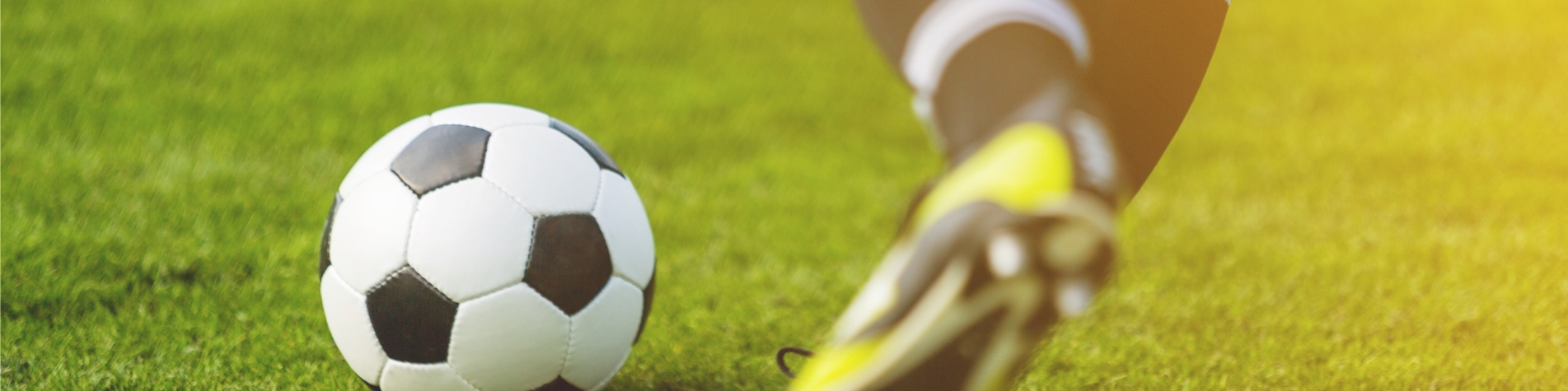 Fodboldspiller sparker til bold