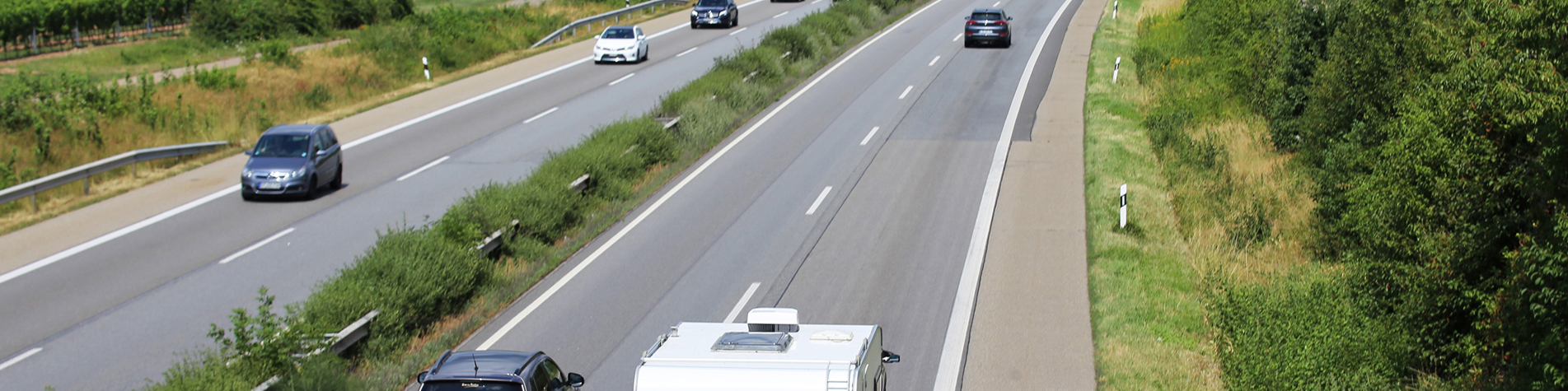 En motorvej med biler