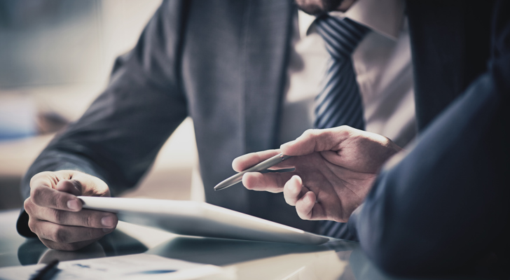 To personer sidder og laver et ansættelsestjek