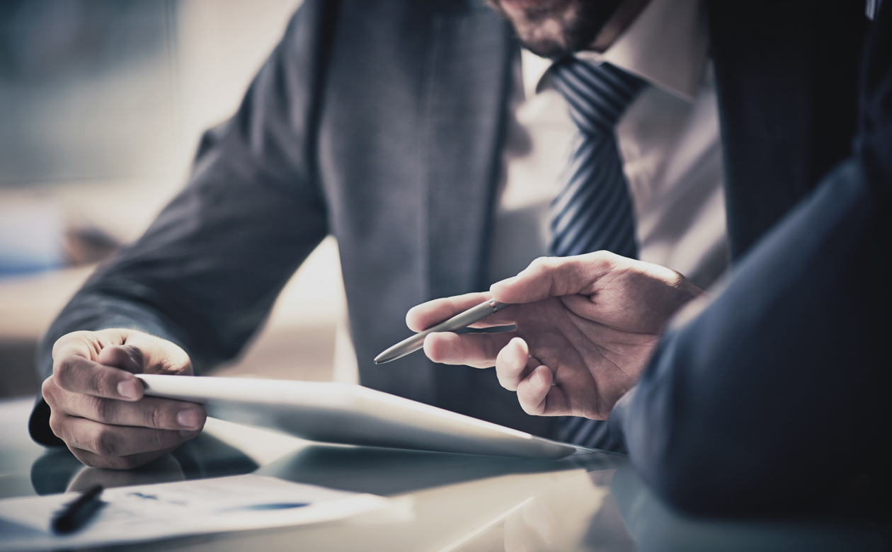 To personer sidder og laver et ansættelsestjek