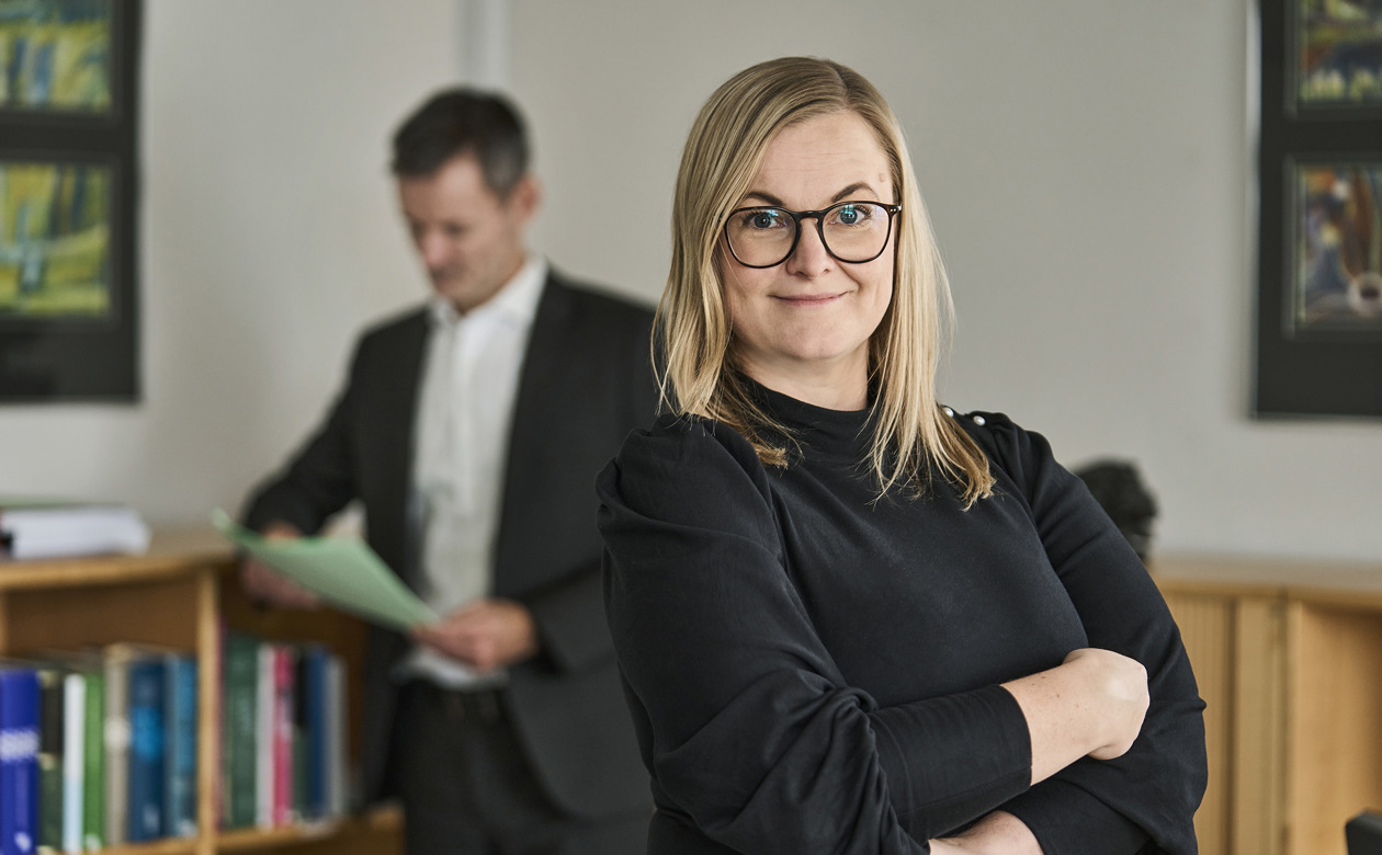 Mathilde Bak i forgrunden og Jakob S. Johnsen i baggrunden, som står og kigger på en sag