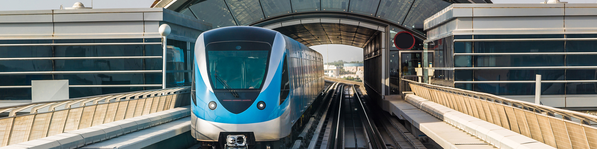 En metro på en station