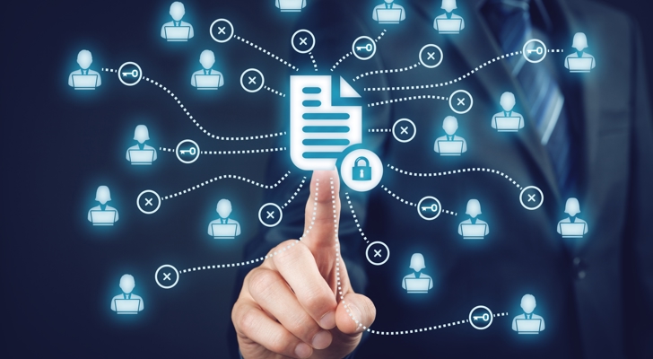 Person trykker på personoplysninger