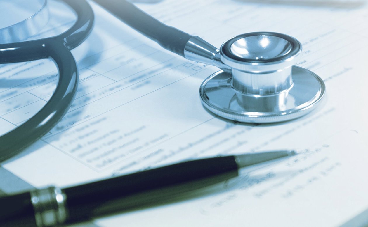 Papir med helbredsoplysninger med stetoskop og kulgepen