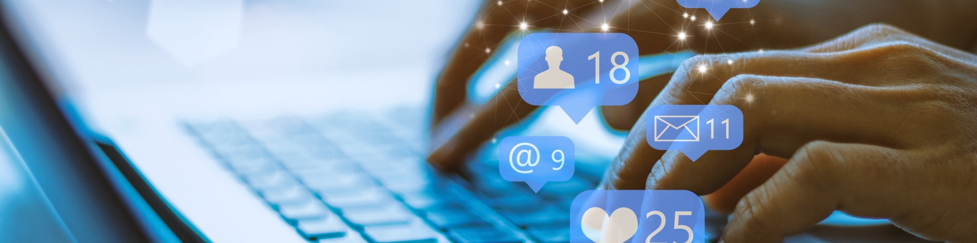 Hænder på tastatur med de sociale medier hængende over 