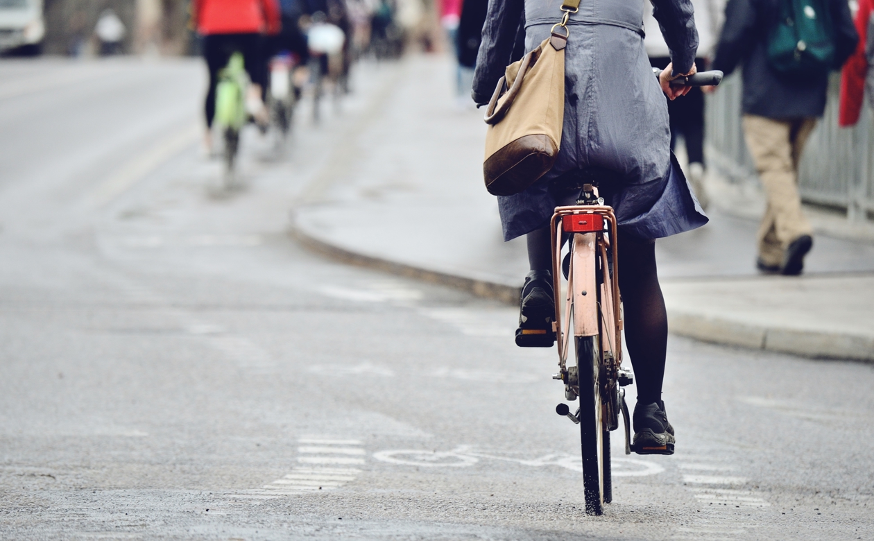 Cyklist på cykelsti