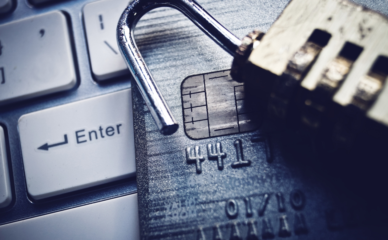 Dankort og hængelås ovenpå tastatur