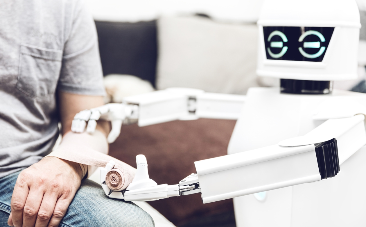 Robot med kunstig intelligens giver person bandage på arm