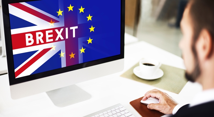 Mand kigger på computer med Brexit på skærmen