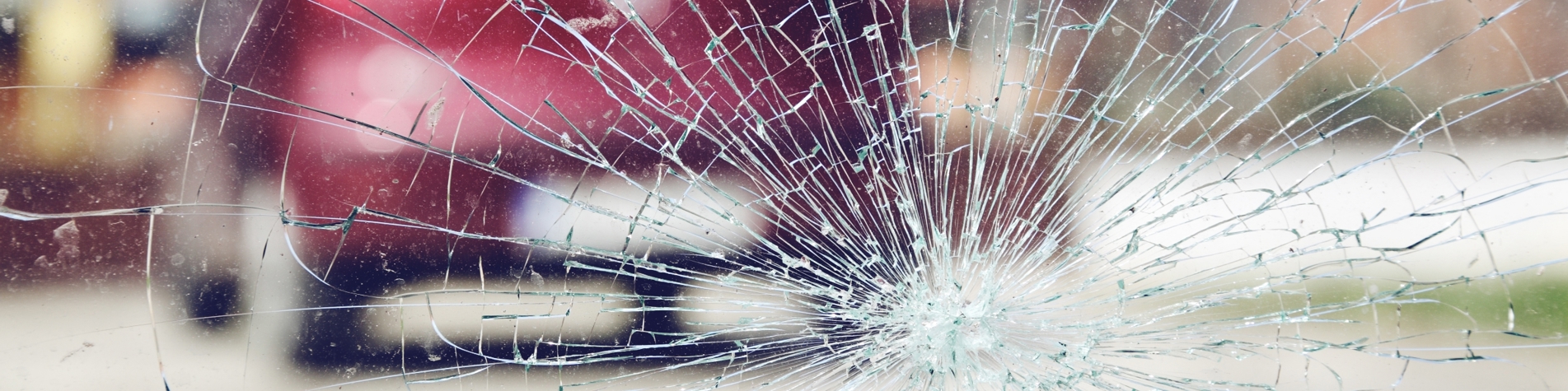 Trafikulykke med knust rude på bil